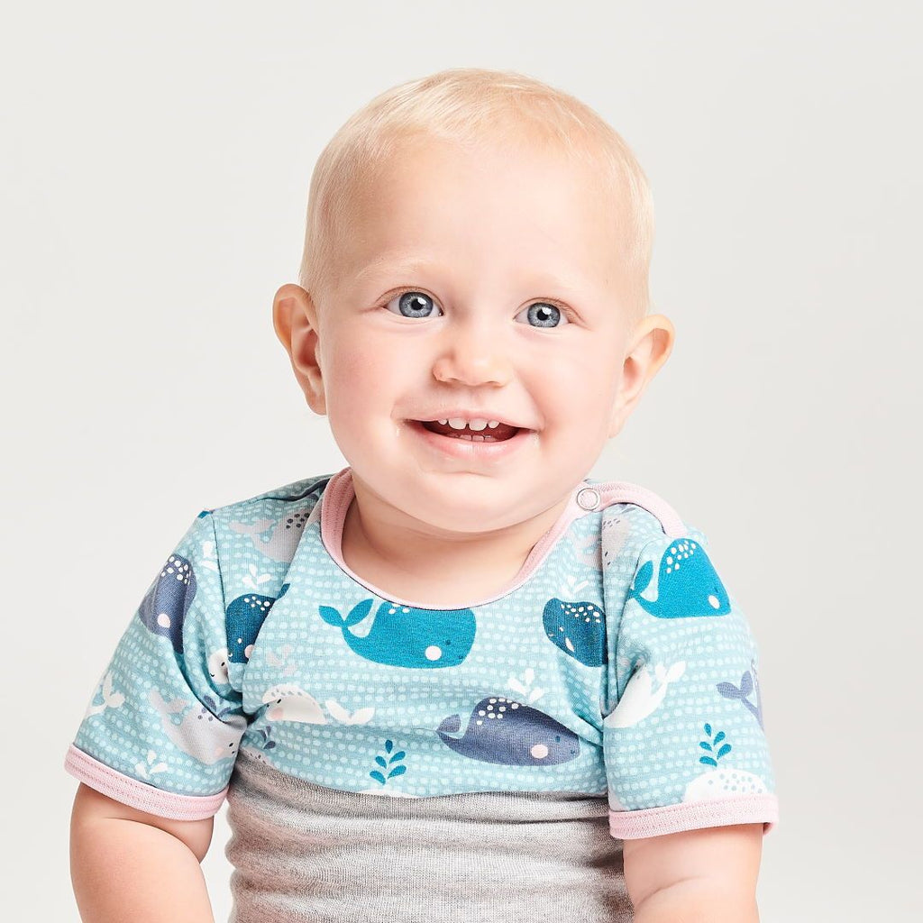 Short-sleeve baby body "Whales/Baby Pink"